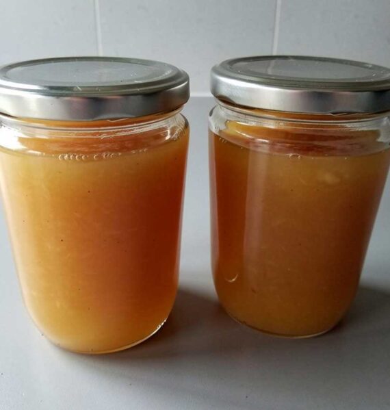 2 jampotten met zelfgemaakte appeljam zonder toegevoegde suikers.