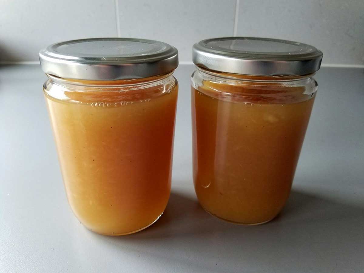 2 jampotten met zelfgemaakte appeljam zonder toegevoegde suikers.