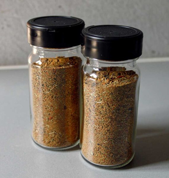 2 kruidenpotjes helemaal vol met bami kruidenmix.