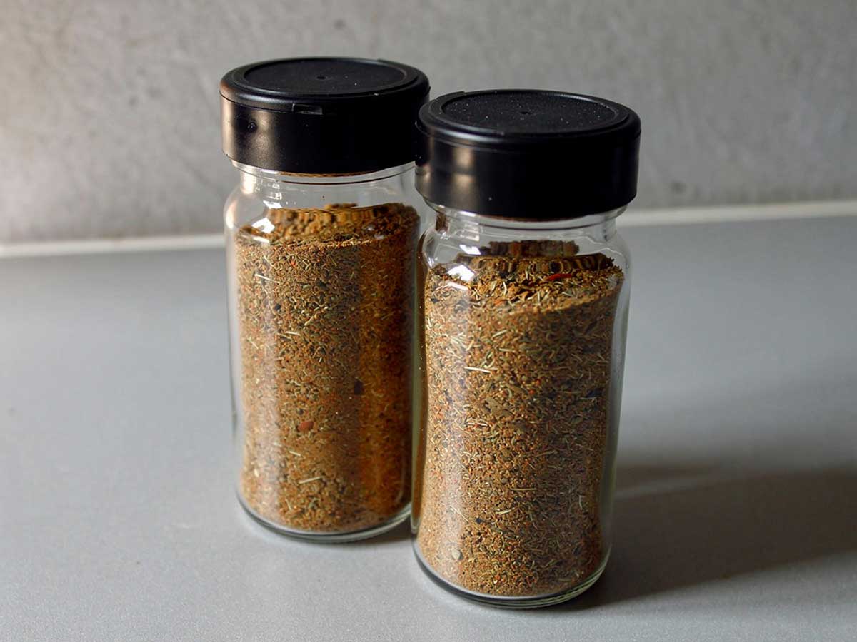 2 kruidenpotjes helemaal vol met bami kruidenmix.