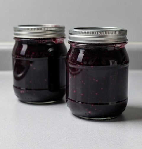 2 jampotten met zelfgemaakte bosbessenjam, met suiker.