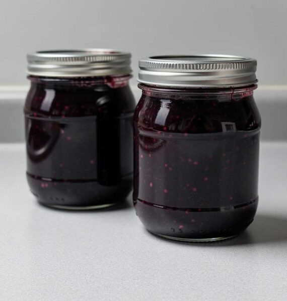 2 jampotten met zelfgemaakte bosbessenjam, met suiker.