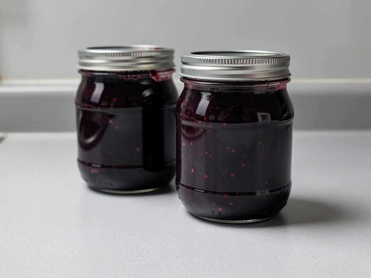 2 jampotten met zelfgemaakte bosbessenjam, met suiker.