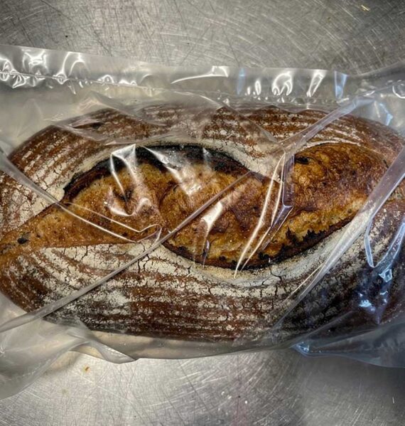Een heel bruin volkorenbrood. HEt brood is voorzichtig gevacumeerd.