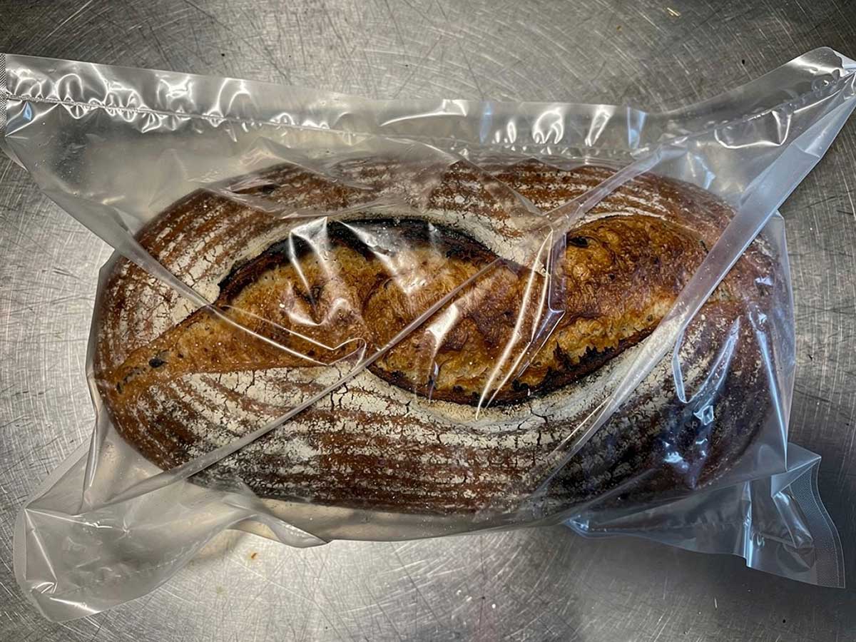 Een heel bruin volkorenbrood. HEt brood is voorzichtig gevacumeerd.