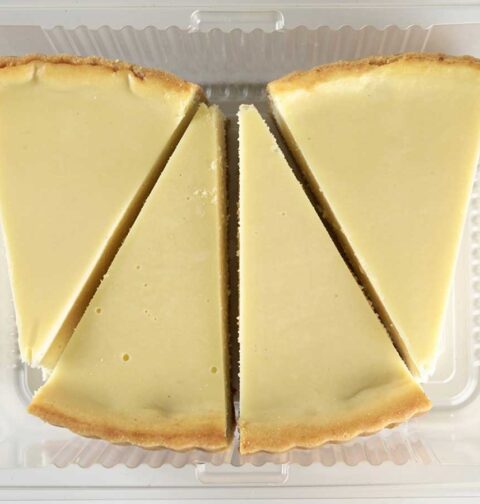4 punten cheesecake in een diepvriesbak om in te vriezen.