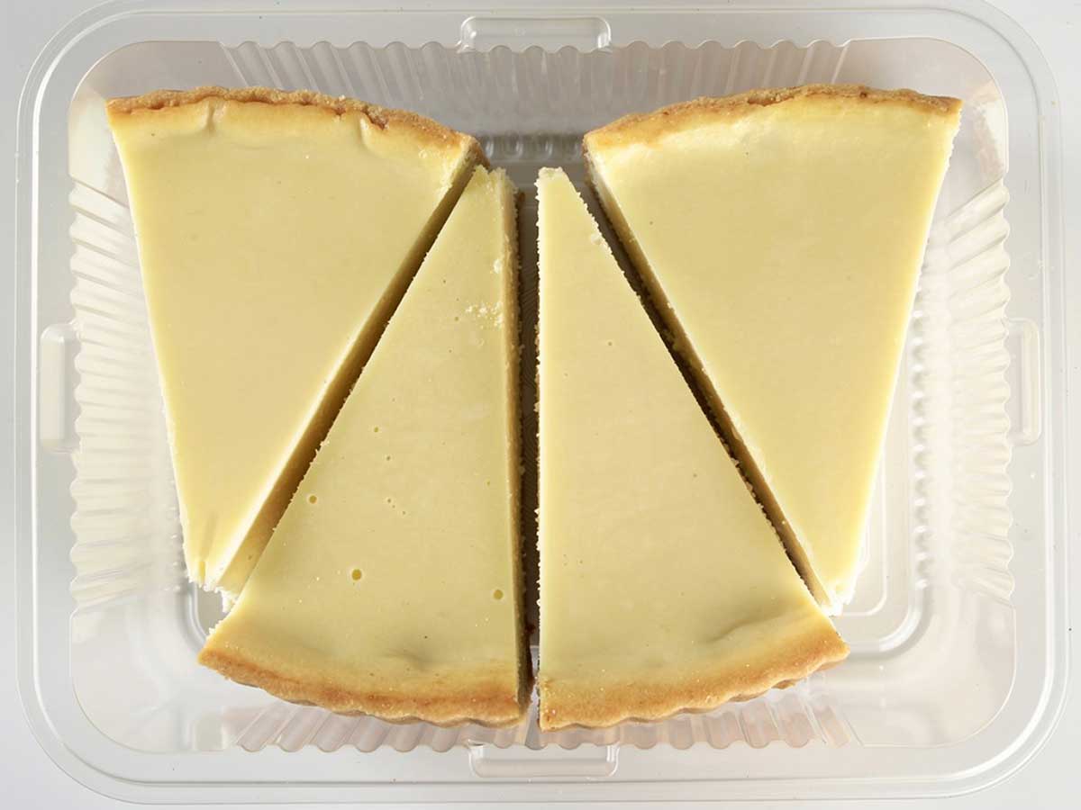 4 punten cheesecake in een diepvriesbak om in te vriezen.
