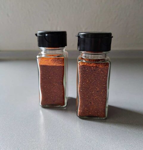 2 kruidenpotje met zelfgemaakte chorizo kruidenmix.