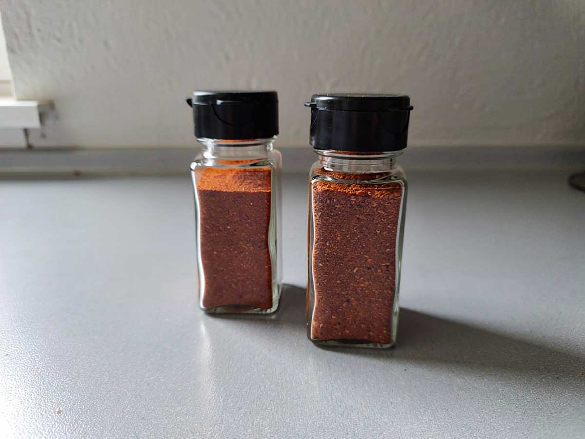 2 kruidenpotje met zelfgemaakte chorizo kruidenmix.