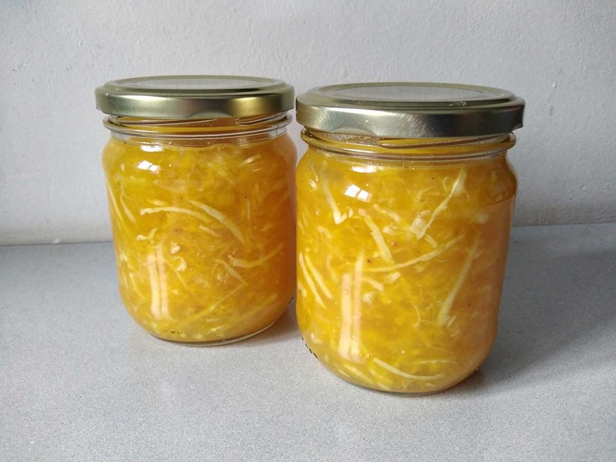 2 jampotten met zelfgemaakte citroenmarmelade.