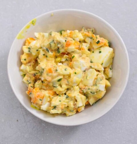Een schaaltkje met zelfgemaakte eiersalade.