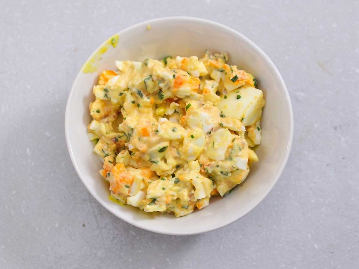 Een schaaltkje met zelfgemaakte eiersalade.