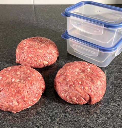 3 stukken gehakt van ongeveer 500 gram naast 2 diepvriesbakken.