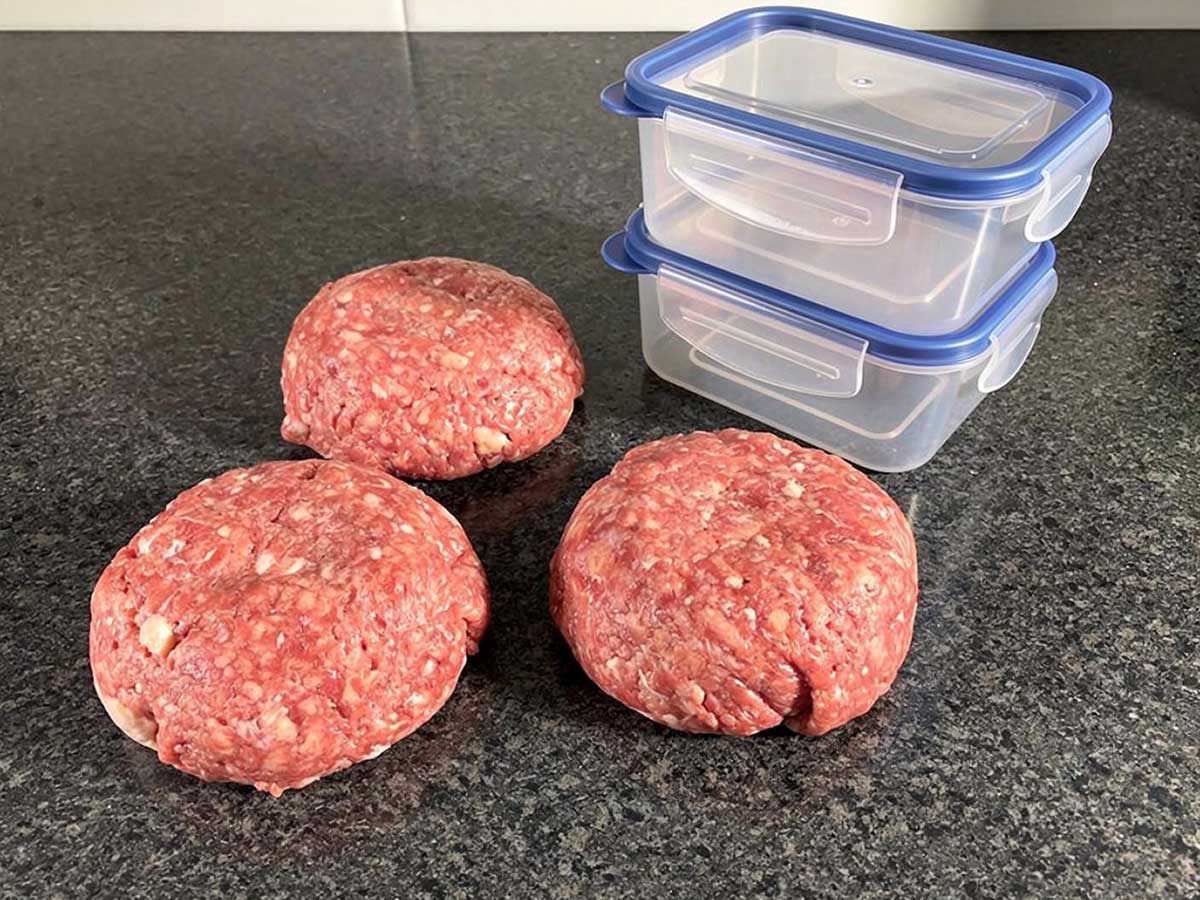 3 stukken gehakt van ongeveer 500 gram naast 2 diepvriesbakken.