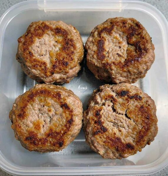 4 gebakken gehaktballen in een vierkant diepvriesbakje.