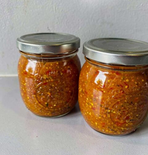 2 grote jampotten met gele tomaat chili chutney.