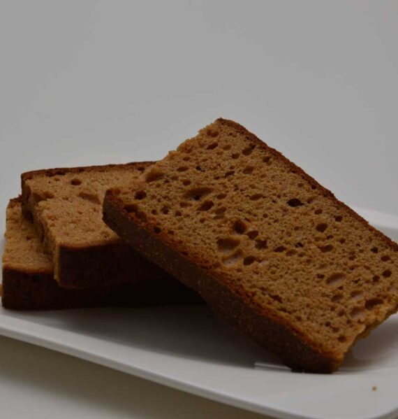 3 plakken ontbijtkoek liggen op een wit schaaltje, klaar om in te vriezen.