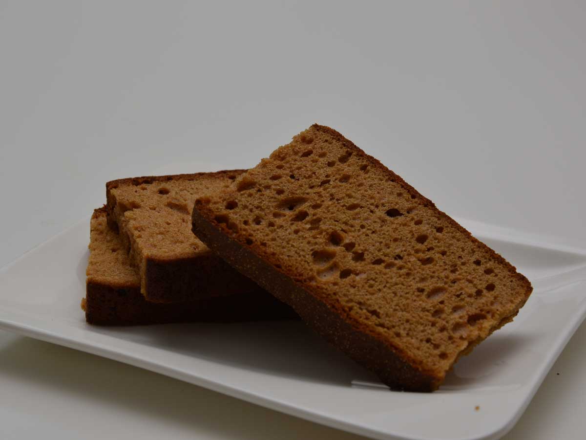 3 plakken ontbijtkoek liggen op een wit schaaltje, klaar om in te vriezen.