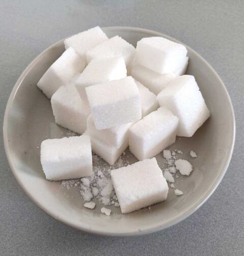 Een kleinschaaltje met een aantal suikerklontjes.