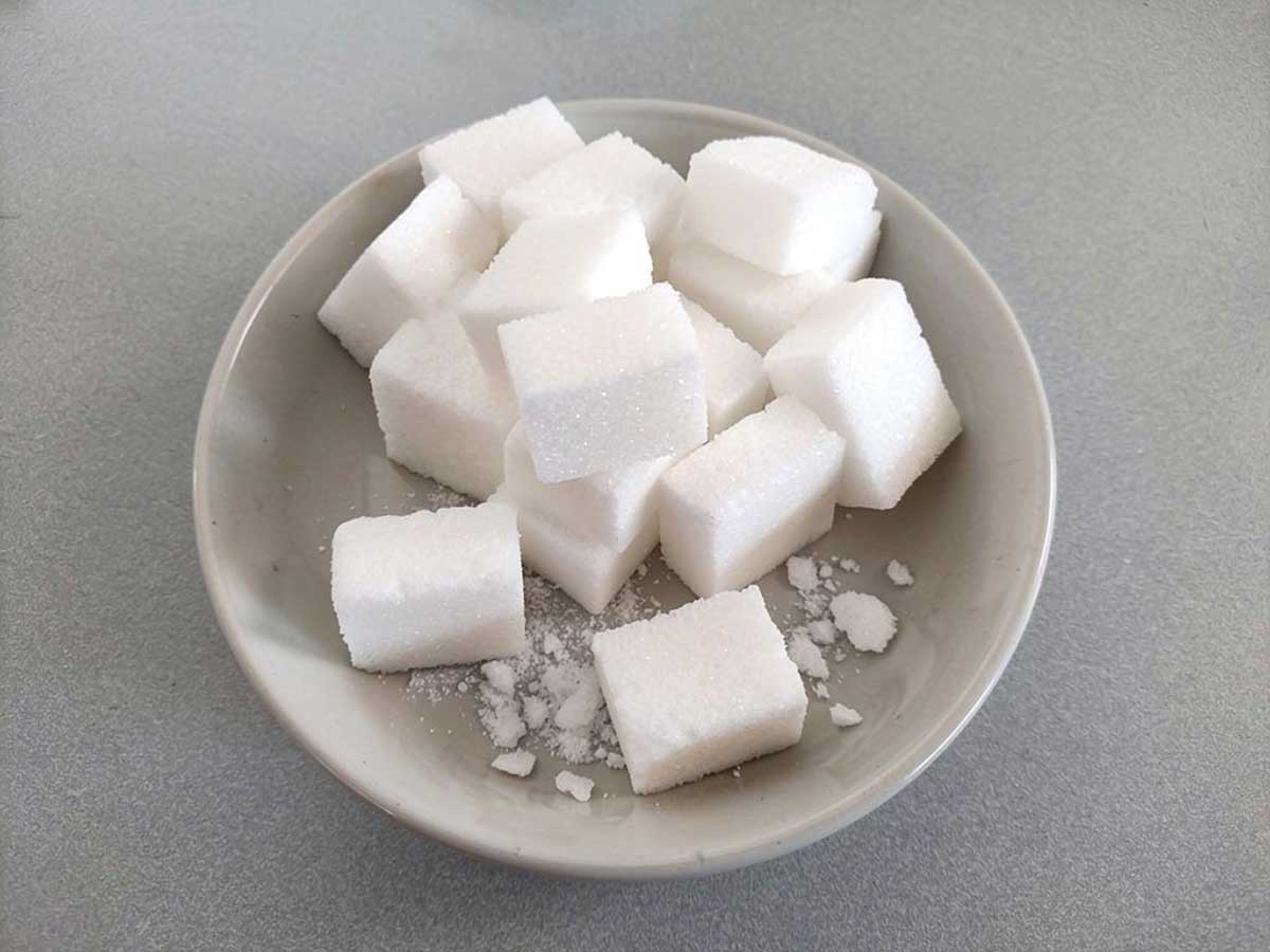 Een kleinschaaltje met een aantal suikerklontjes.