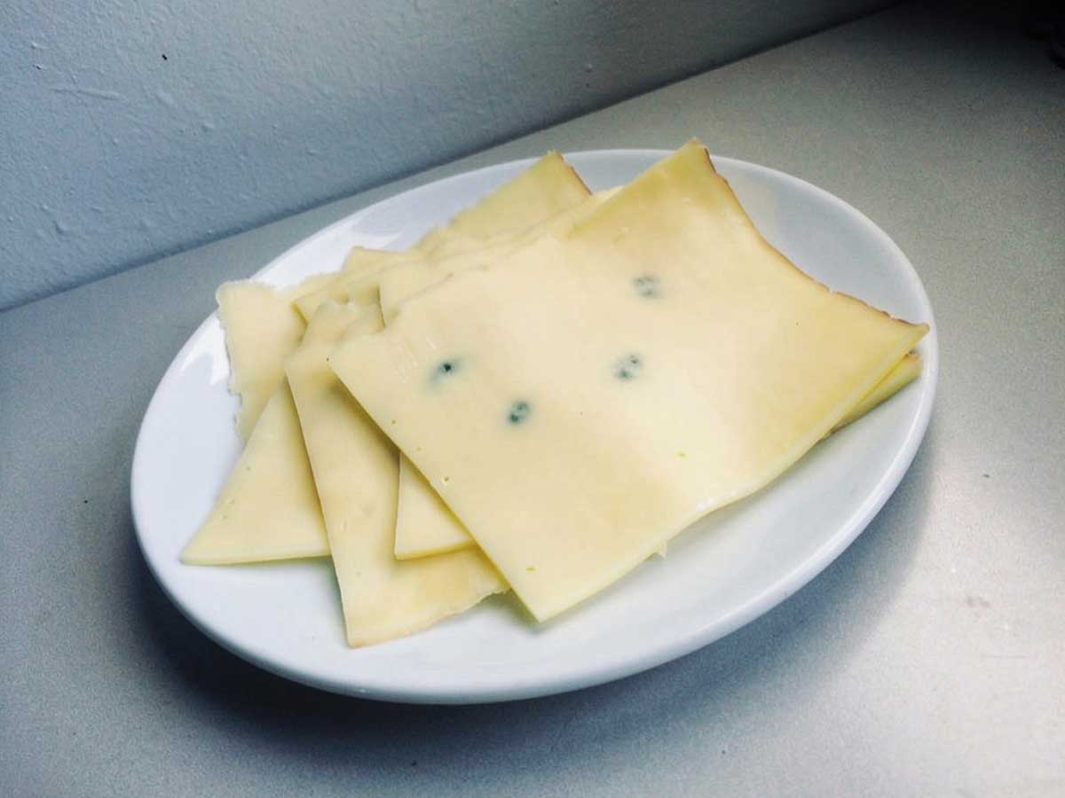 Plakken kaas met een beetje schimmel.