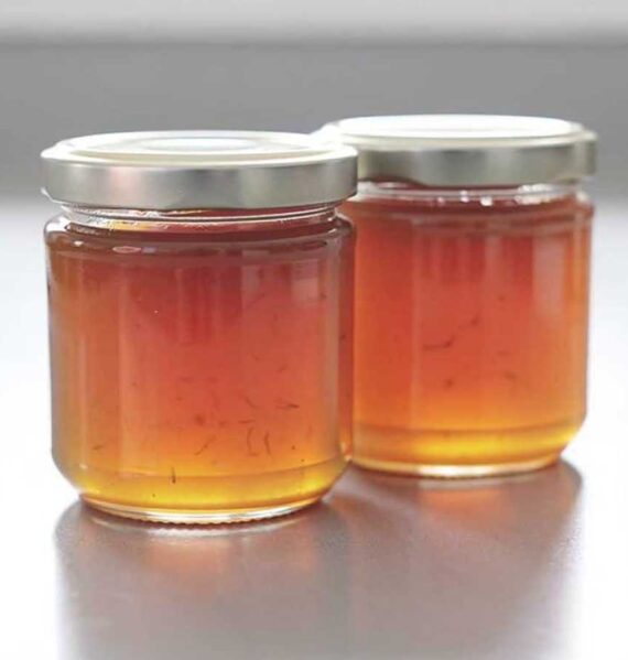 2 jampotten met zelfgemaakte kweeperenjam.