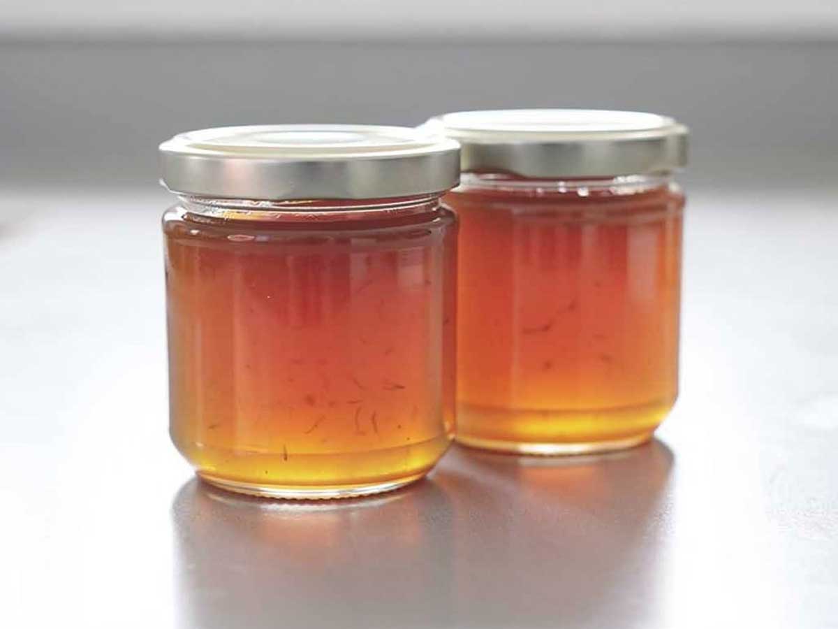 2 jampotten met zelfgemaakte kweeperenjam.