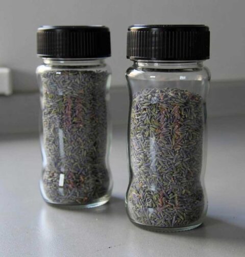 2 kruidenpotjes met daarin zelfgedroogde lavendel.