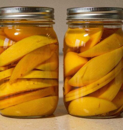 2 inmaakpotten met ingemaakte mango.