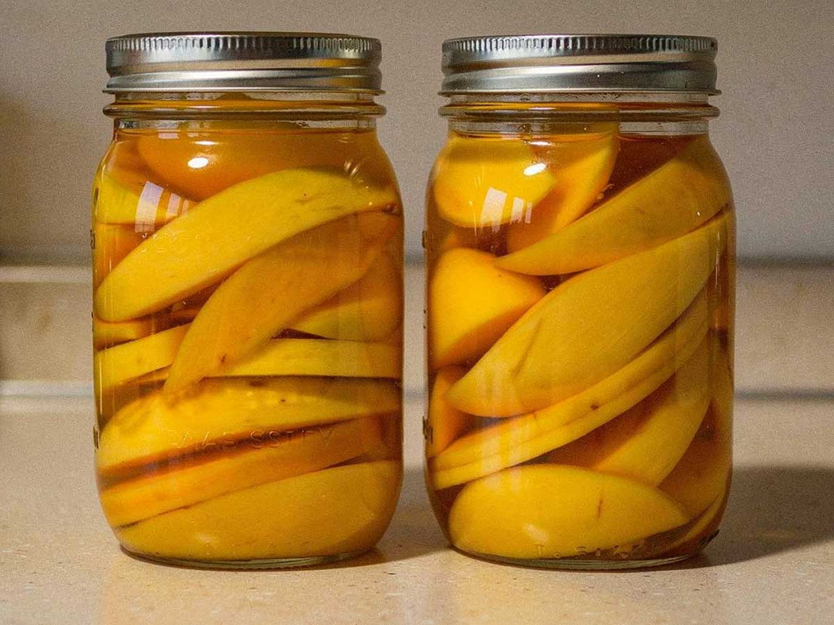 2 inmaakpotten met ingemaakte mango.