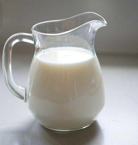 Een grote kan met verse melk.