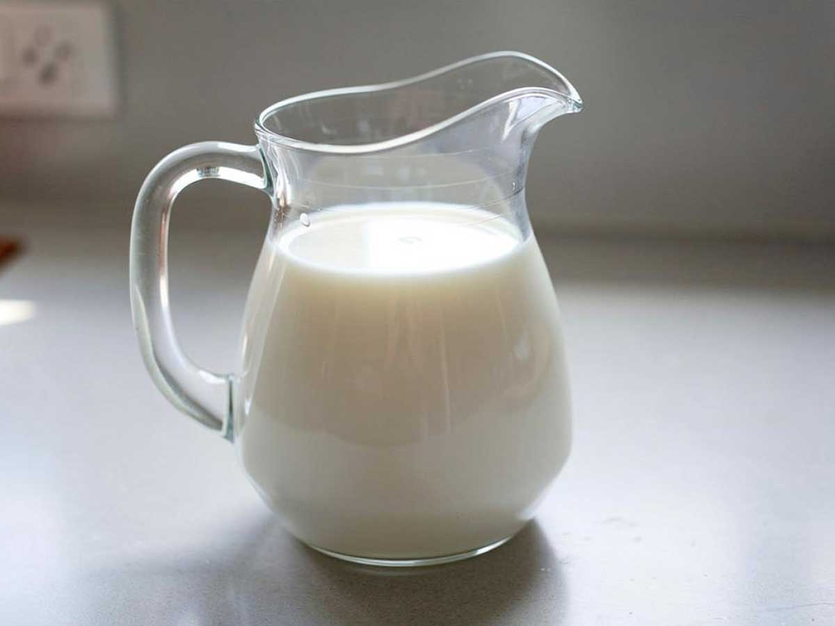 Een grote kan met verse melk.