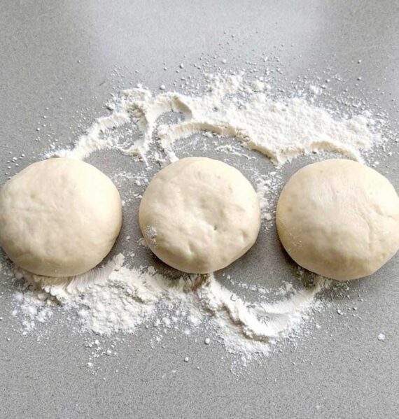 3 bollen pizzadeeg worden zo ingevroren.