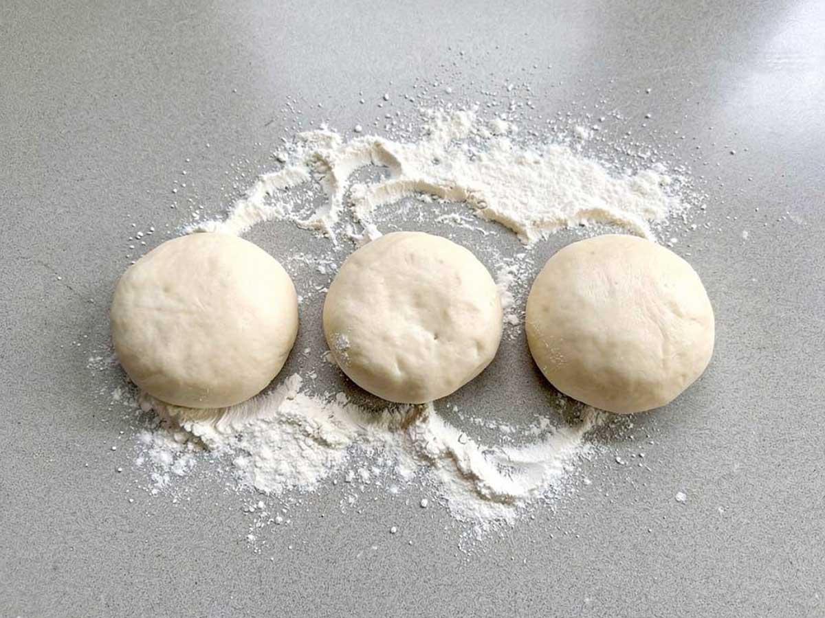 3 bollen pizzadeeg worden zo ingevroren.