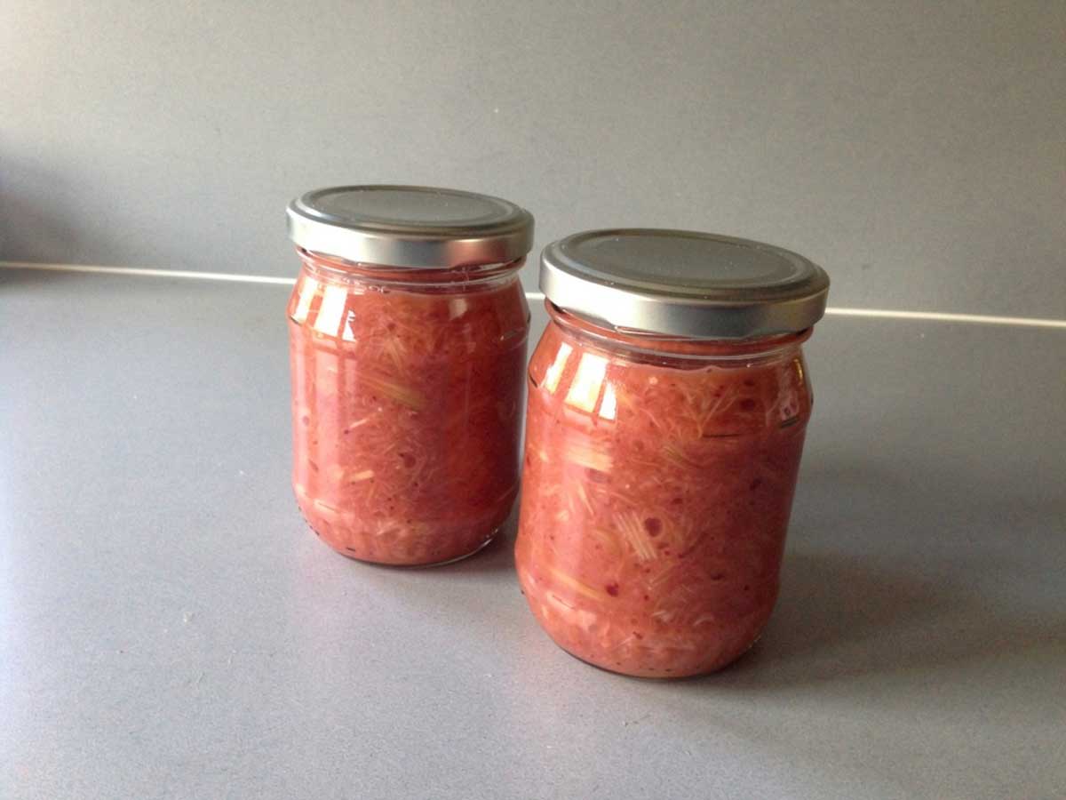 2 jampotten vol met rabarberjam zonder suiker, zelfgemaakt.