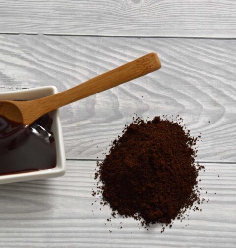 Koffiegelei in een klein schaaltje, met daarnast vers gemalen koffie.