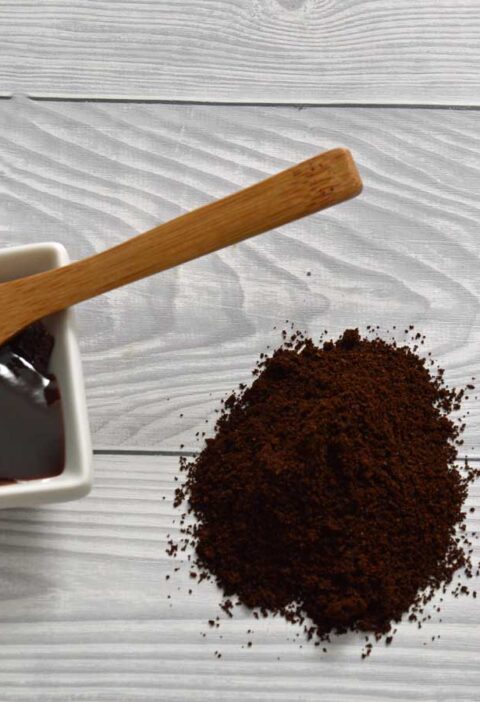 Koffiegelei in een klein schaaltje, met daarnast vers gemalen koffie.