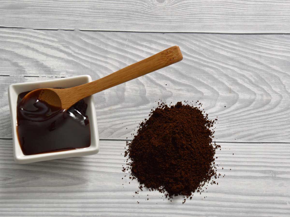 Koffiegelei in een klein schaaltje, met daarnast vers gemalen koffie.