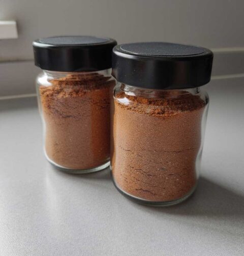 2 kruidenpotjes met zelfgemaakt rommelkruid.