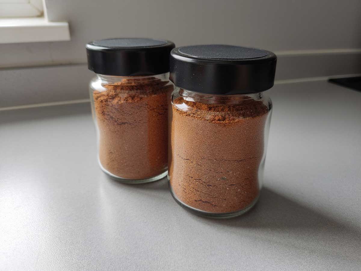 2 kruidenpotjes met zelfgemaakt rommelkruid.