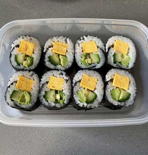 Een diepvriesbakje vol met overgebleven, zelfgemaakte sushi.