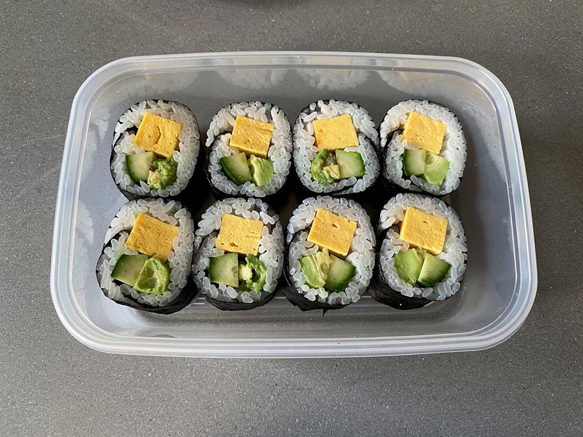 Een diepvriesbakje vol met overgebleven, zelfgemaakte sushi.