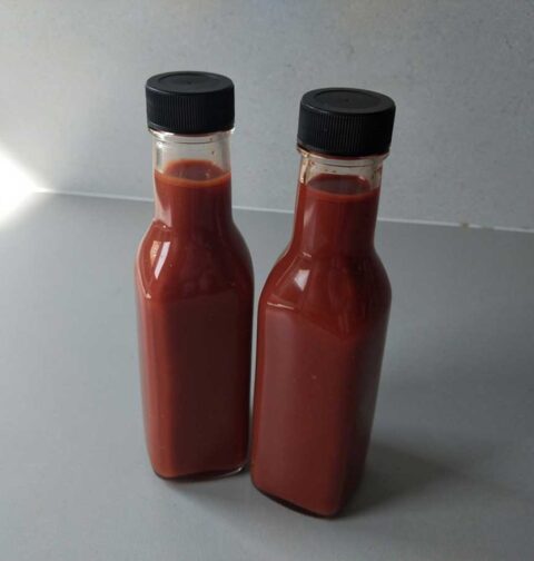 2 kleine flesjes met zelfgemaakte tabasco.