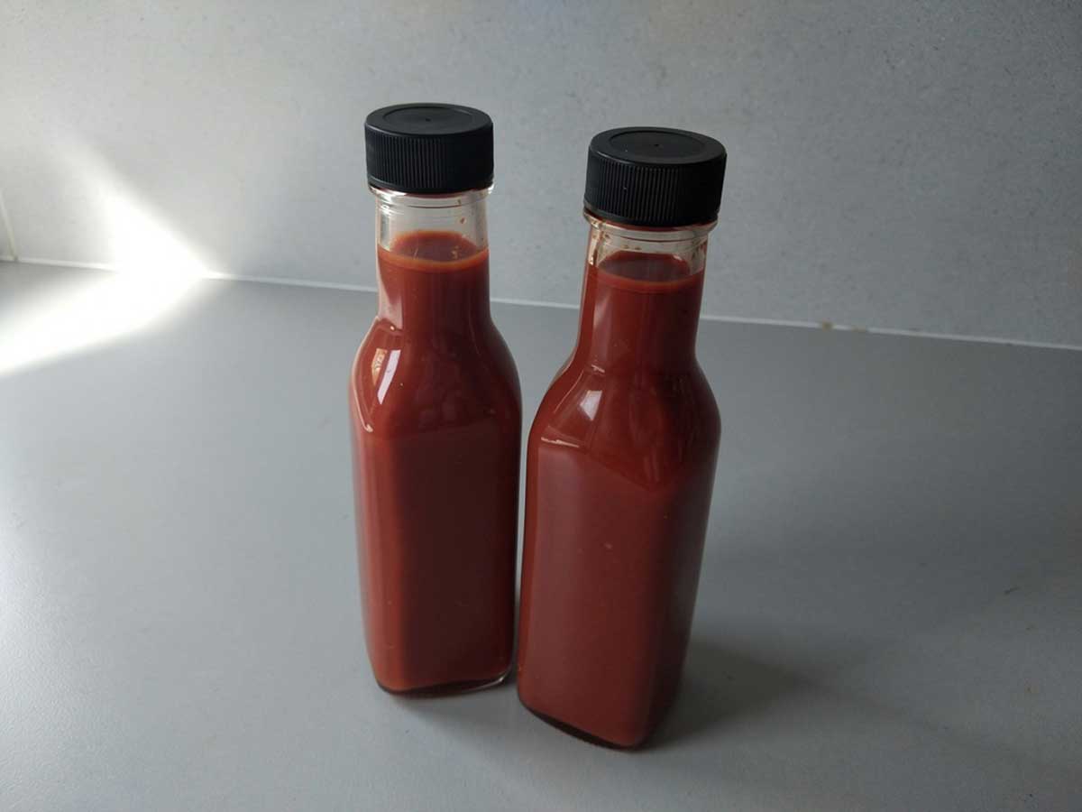 2 kleine flesjes met zelfgemaakte tabasco.