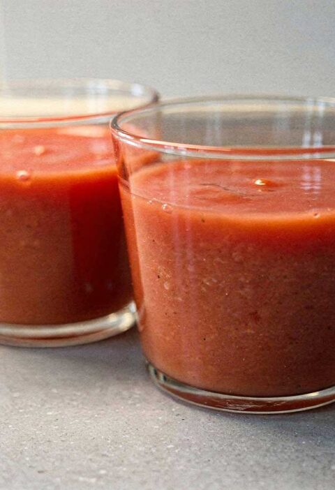 2 glazen vol met zelfgemaakt vers tomatensap.