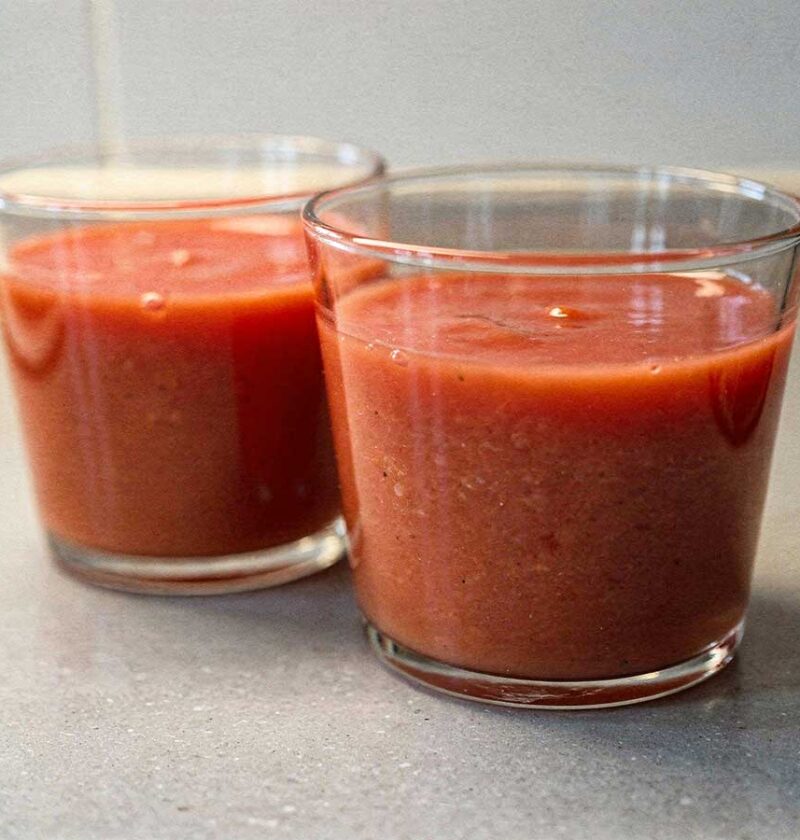 2 glazen vol met zelfgemaakt vers tomatensap.