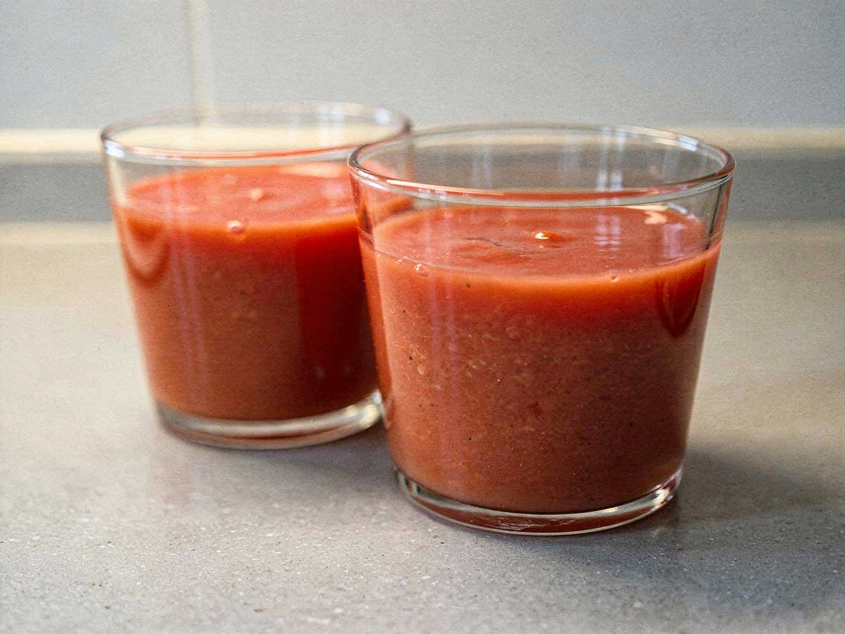 2 glazen vol met zelfgemaakt vers tomatensap.
