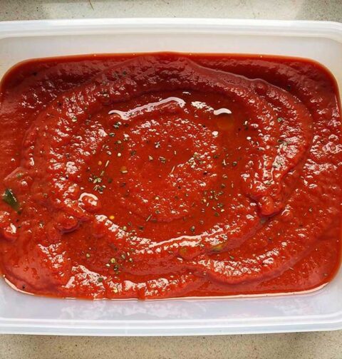 Een restje tomatensaus dat ingevroren gaat worden.