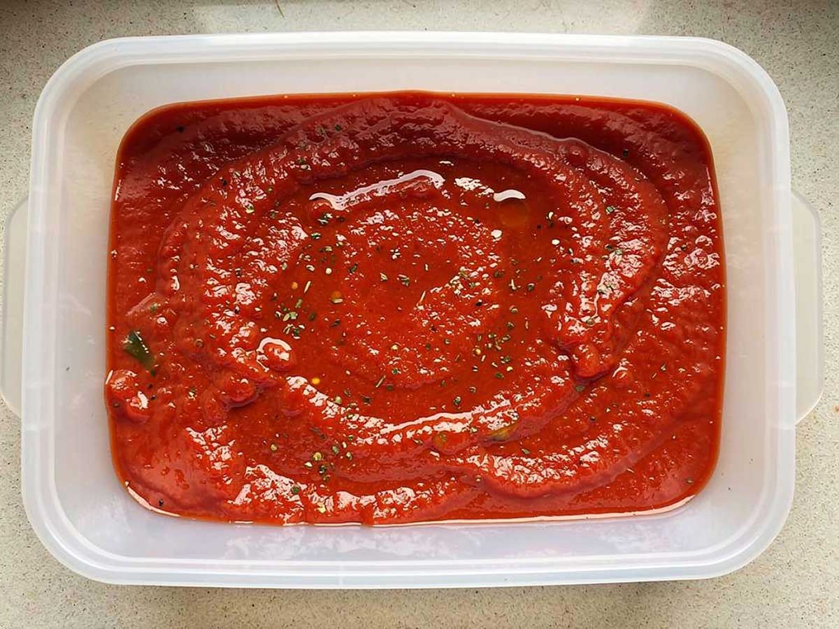 Een restje tomatensaus dat ingevroren gaat worden.