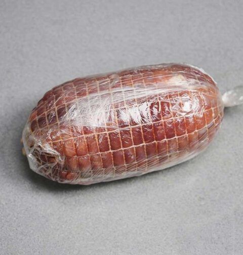 Een in vershoudfolie ingepakte varkensrollade. Nog een diepvrieszak er omheen en dan invriezen.